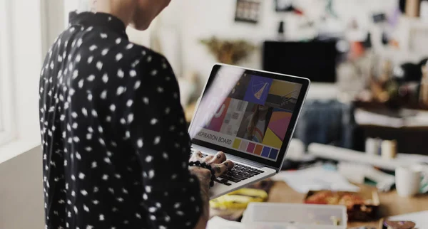 Diseñador de moda trabajando en Showroom — Foto de Stock