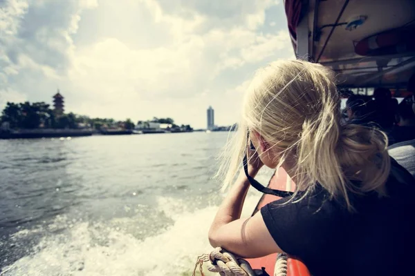 Viaggiatore donna in barca fluviale — Foto Stock