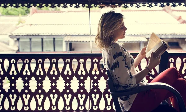 Mujer joven leyendo libro — Foto de Stock