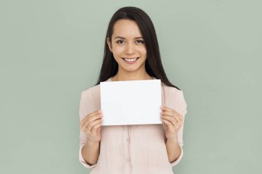 Stüdyoda genç bir kadın 