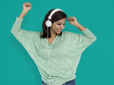 kadın stüdyoda poz