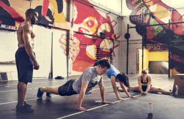 Spor salonunda egzersiz yapan insanlar