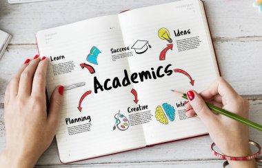 Günlüğe notlar yazan kadın