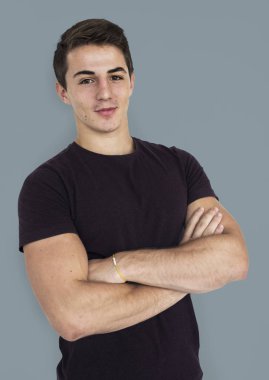 çapraz kollu yakışıklı adam