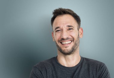 yakışıklı gülen adam