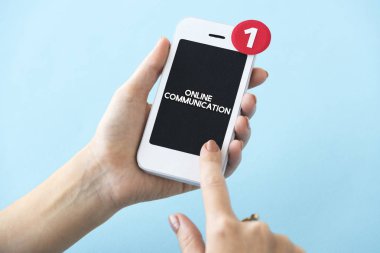 insan elinden tutarak cep telefonu