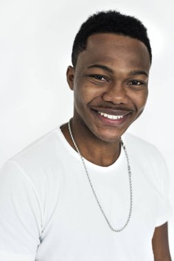 Gülümseyen Afrikalı Amerikalı adam