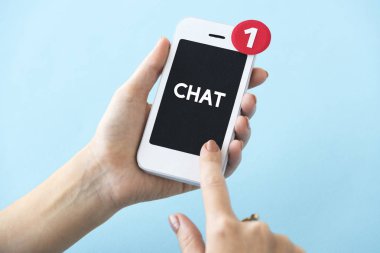 insan elinden tutarak cep telefonu
