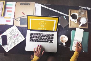 Ofiste dizüstü bilgisayar kullanan kişi