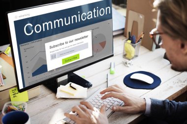 Ofiste çalışan bir iş adamı.