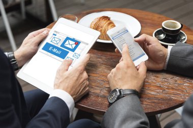 dijital cihazlar kullanarak iş adamları,