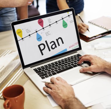 dizüstü bilgisayarda çalışan mimar