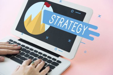 Dizüstü bilgisayarda çalışan kadın