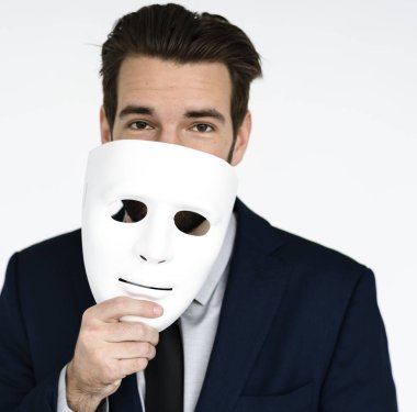 Genç adam tutarak maske