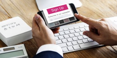 Akıllı telefon kullanan iş adamı