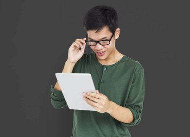 Dijital tablet kullanan adam