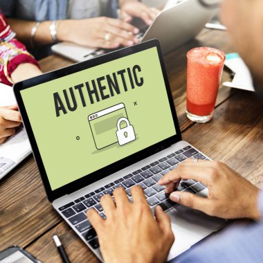 tipik dizüstü klavye üzerinde insanlar