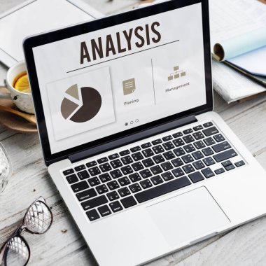 çalışma alanı tablo açılan laptop