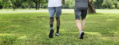 Kıdemli egzersiz yaparak arkadaşlar