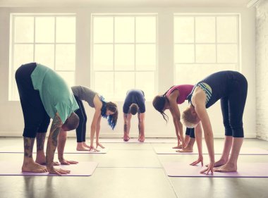 insanlar Yoga pratik sınıf yapıyor