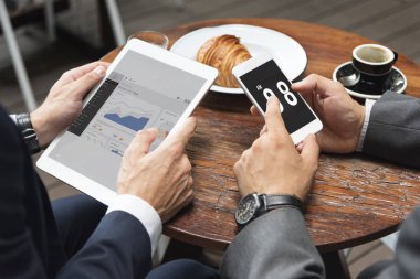 dijital cihazlar kullanarak iş adamları,