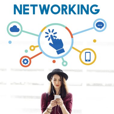 Akıllı telefon kullanan genç bir kadın.