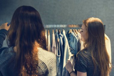 Kıyafet seçen kadın
