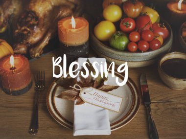 Tablo lezzetli yiyecek ve mumlar eşliğinde