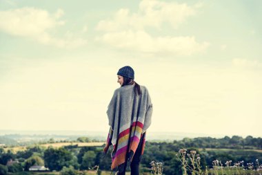 Gülümseyen genç kadın 