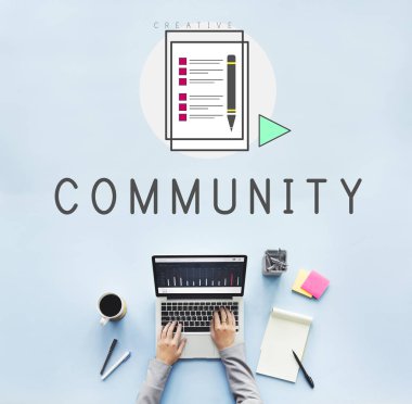 Dizüstü bilgisayarda çalışan kişi