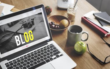çalışma alanı tablo açılan laptop