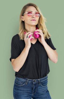 kulaklıklar ile sarışın kız