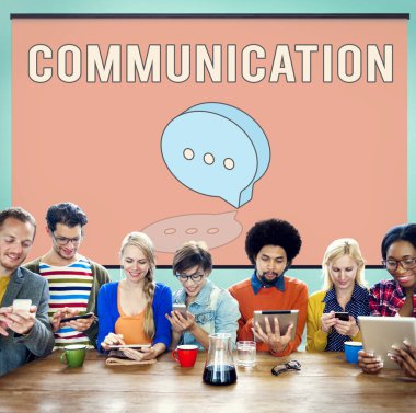 Dijital cihazlar çok ırklı insanlarla.