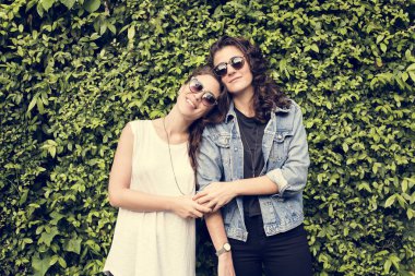 Lezbiyen çift birlikte vakit geçiriyor.