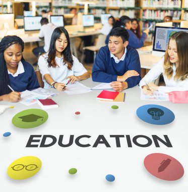 Öğrenci çalışma masasında çeşitlilik grubu