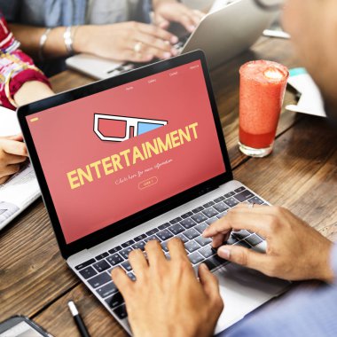 tipik dizüstü klavye üzerinde insanlar