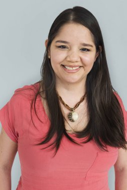 Stüdyoda gülümseyen kadın