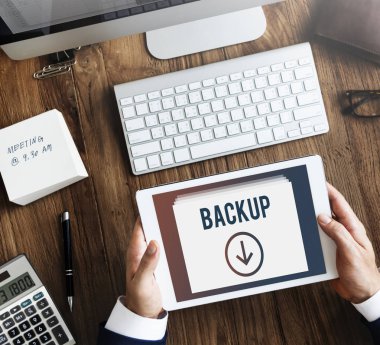 iş kişi dijital tablet kullanma