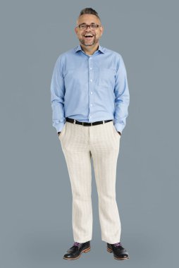 adam stüdyoda gülüyor