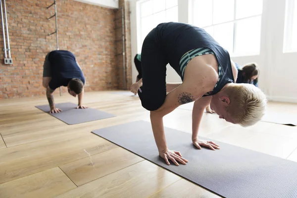 Práctica de Yoga en Clase — Foto de Stock