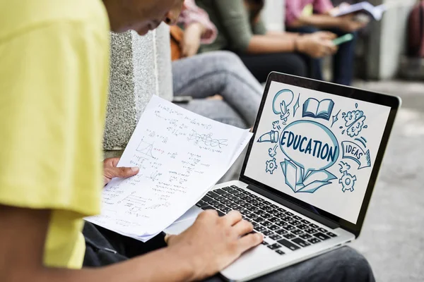 Student med laptop i street — Stockfoto