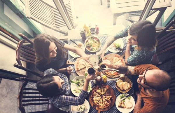 Freunde essen Pizza auf Party — Stockfoto