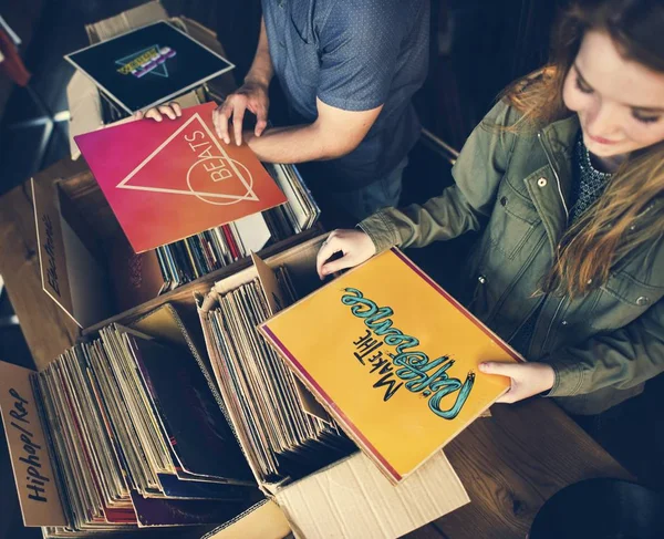 Amigos eligiendo Vinyl Records — Foto de Stock