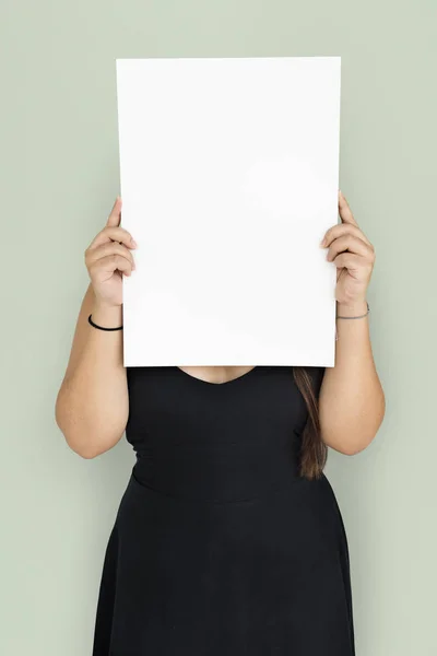 Mujer sosteniendo tablero blanco —  Fotos de Stock
