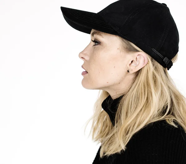 Stylische blonde Frau mit Mütze — Stockfoto
