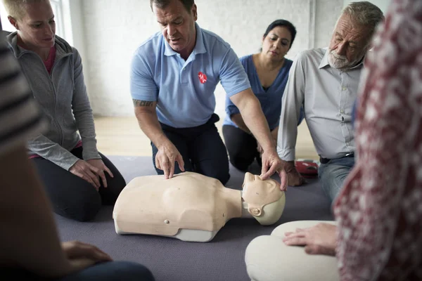 Personas que aprenden RCP Capacitación en primeros auxilios — Foto de Stock