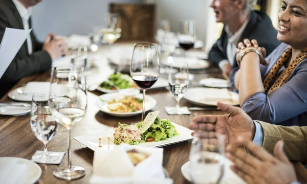 Pessoas de negócios em reunião no restaurante — Fotografia de Stock