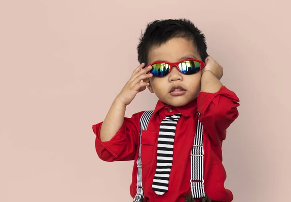 Ázsiai fiú beállító napszemüveg — Stock Fotó