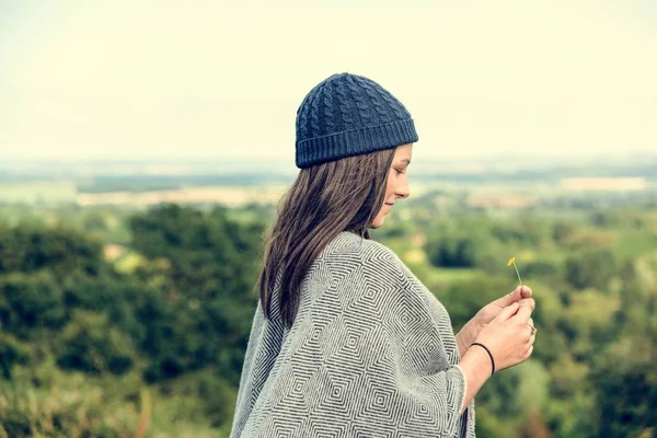 Gülümseyen genç kadın 