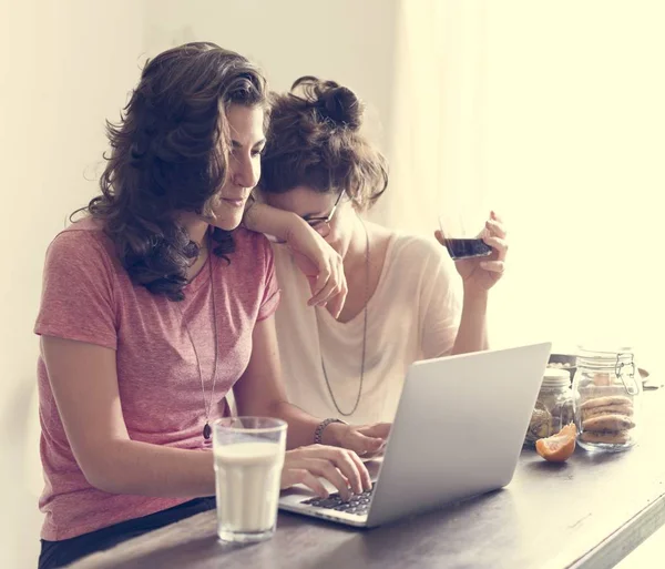 Lesbiene cuplu petrece timp împreună — Fotografie, imagine de stoc